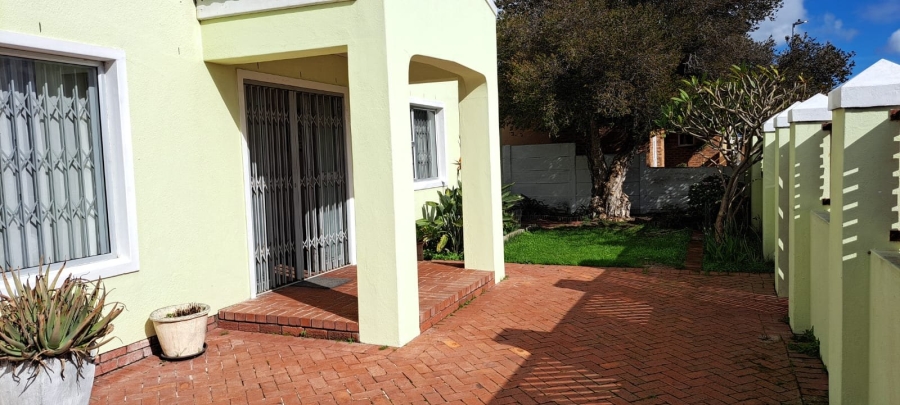 3 Bedroom Property for Sale in Strandfontein Village Western Cape